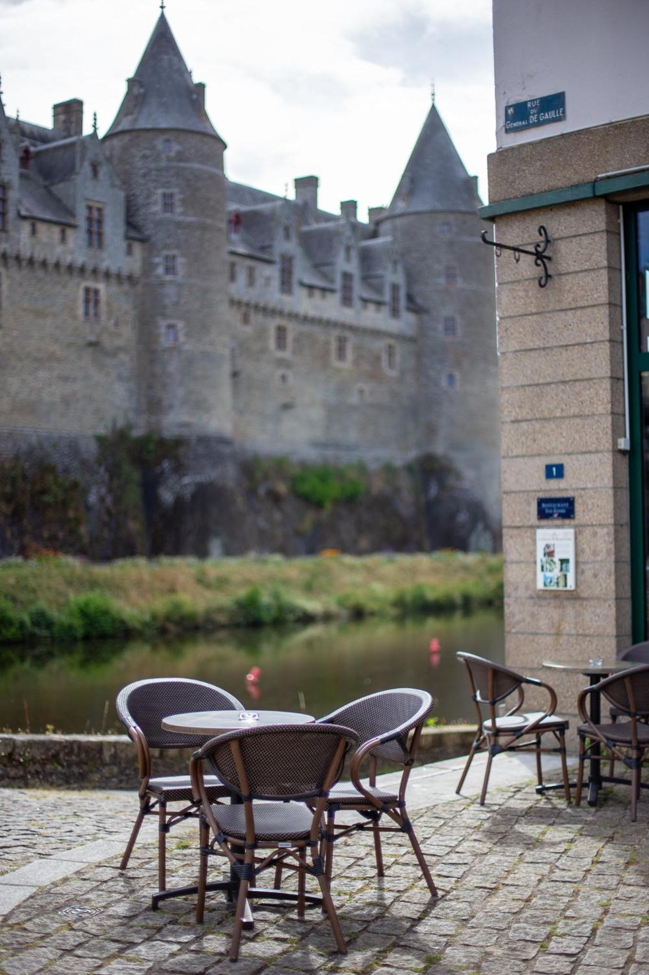 Hotel Restaurant Du Chateau Josselin Bagian luar foto