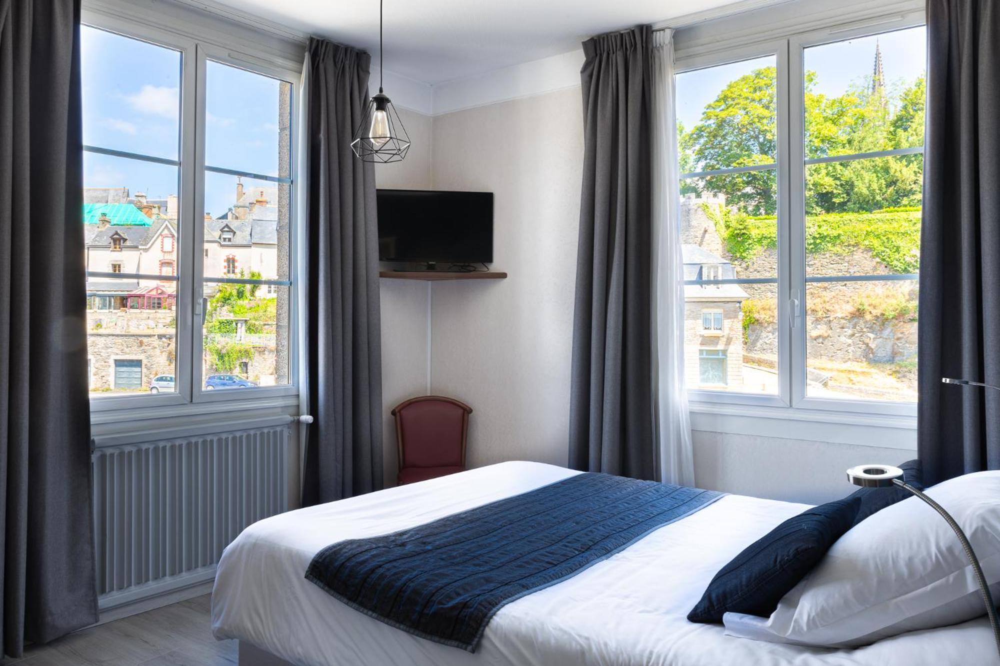 Hotel Restaurant Du Chateau Josselin Bagian luar foto