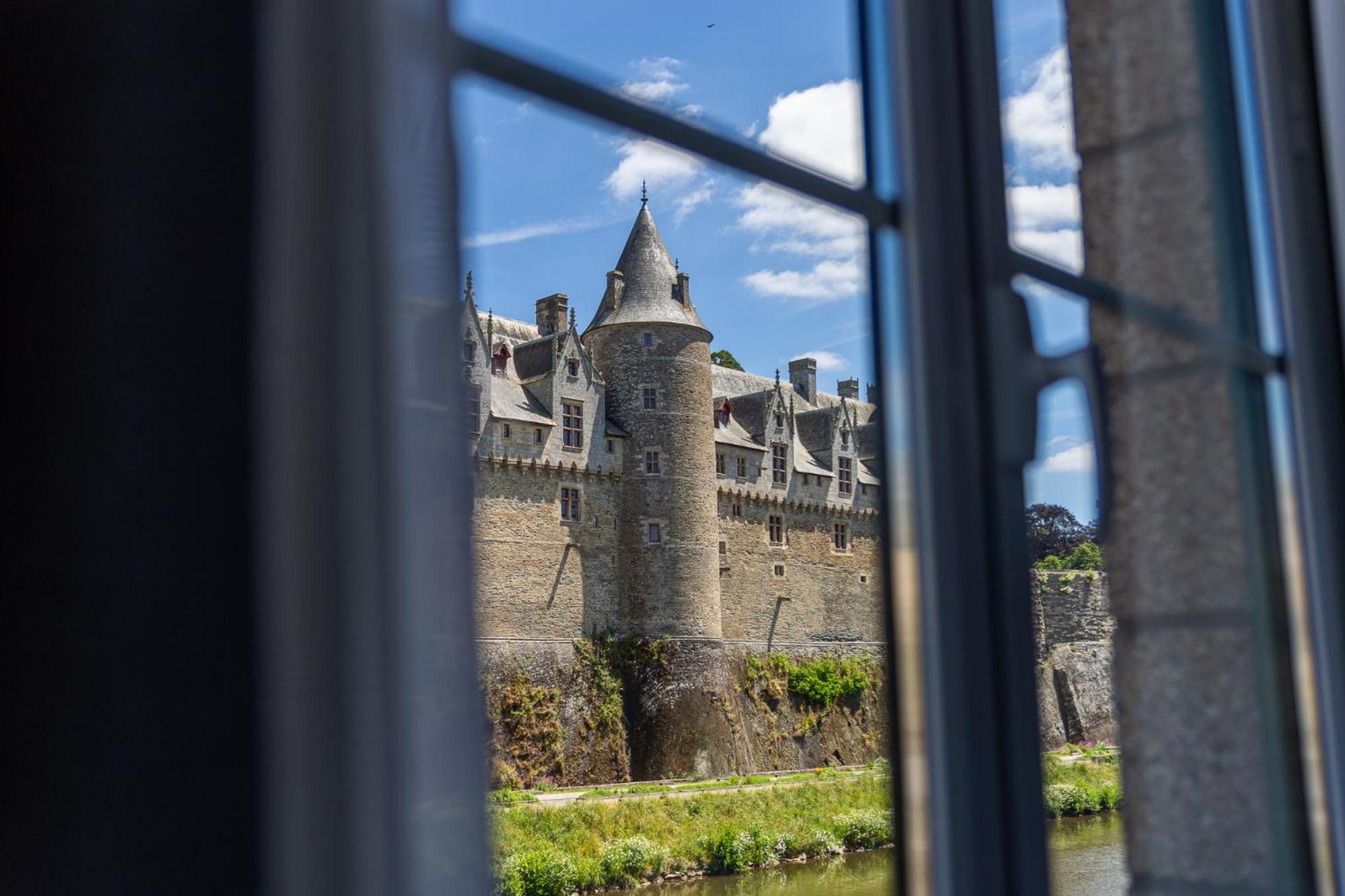 Hotel Restaurant Du Chateau Josselin Bagian luar foto