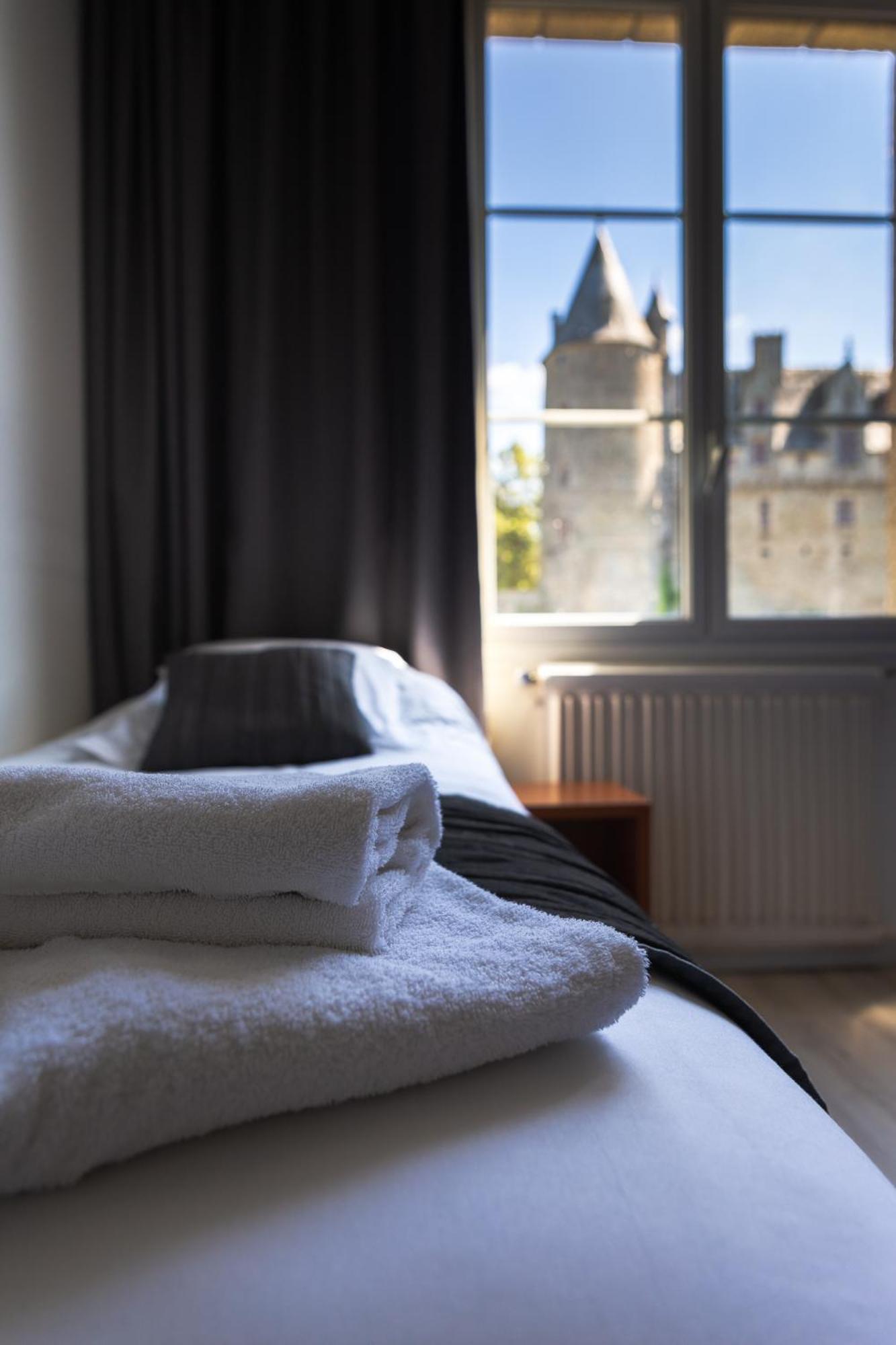 Hotel Restaurant Du Chateau Josselin Bagian luar foto