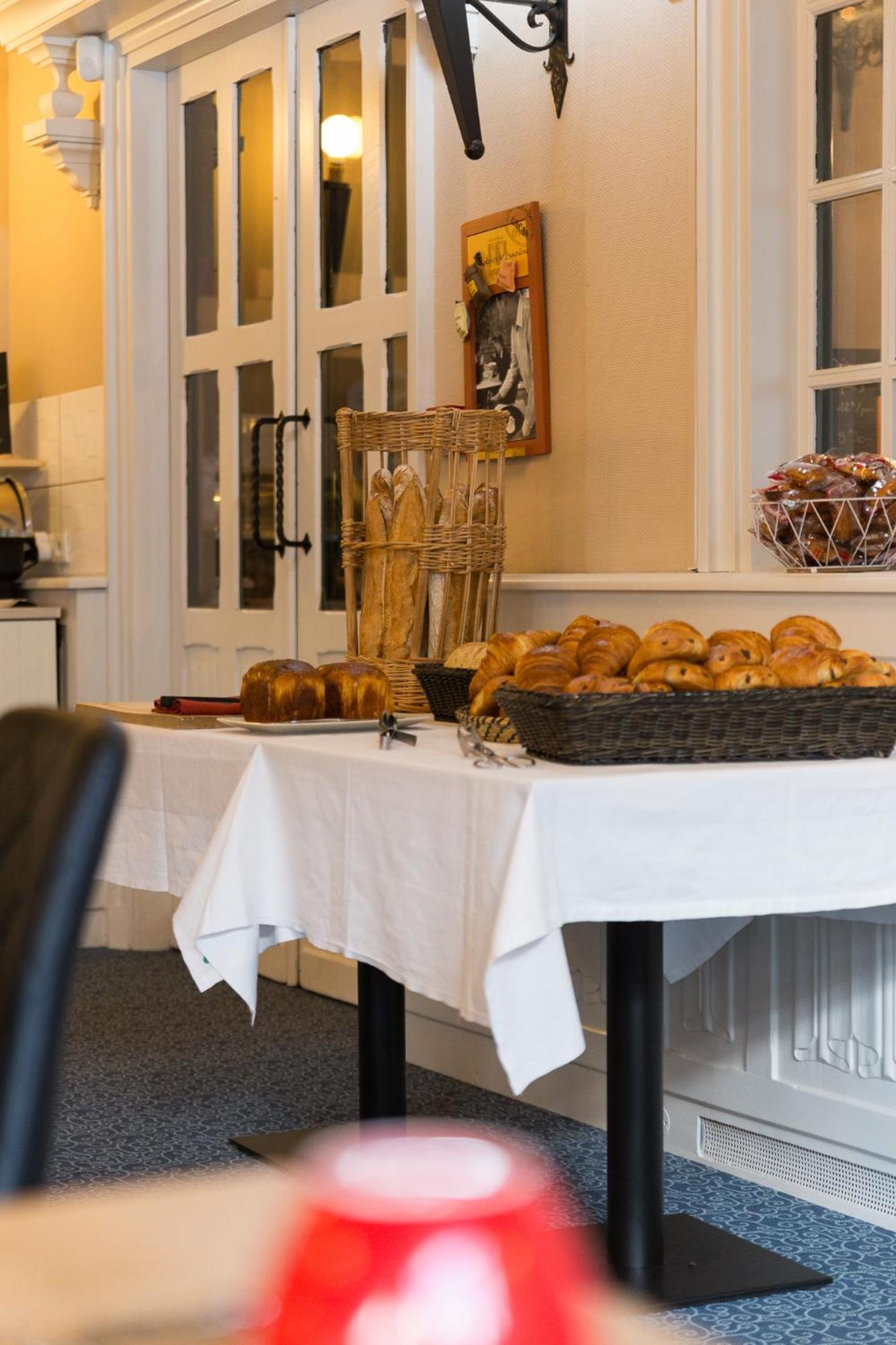 Hotel Restaurant Du Chateau Josselin Bagian luar foto