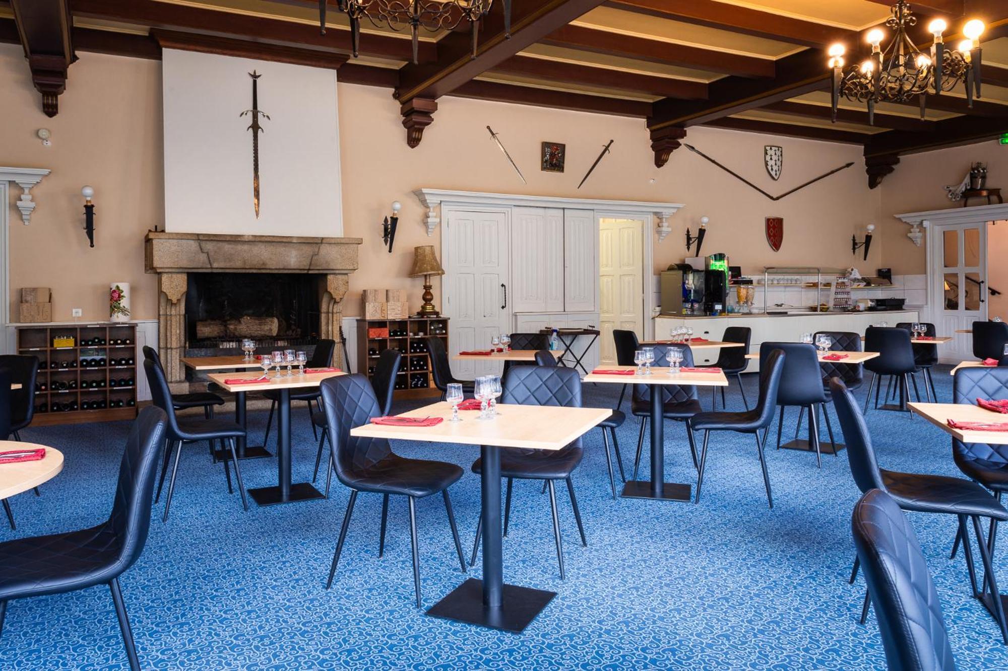 Hotel Restaurant Du Chateau Josselin Bagian luar foto