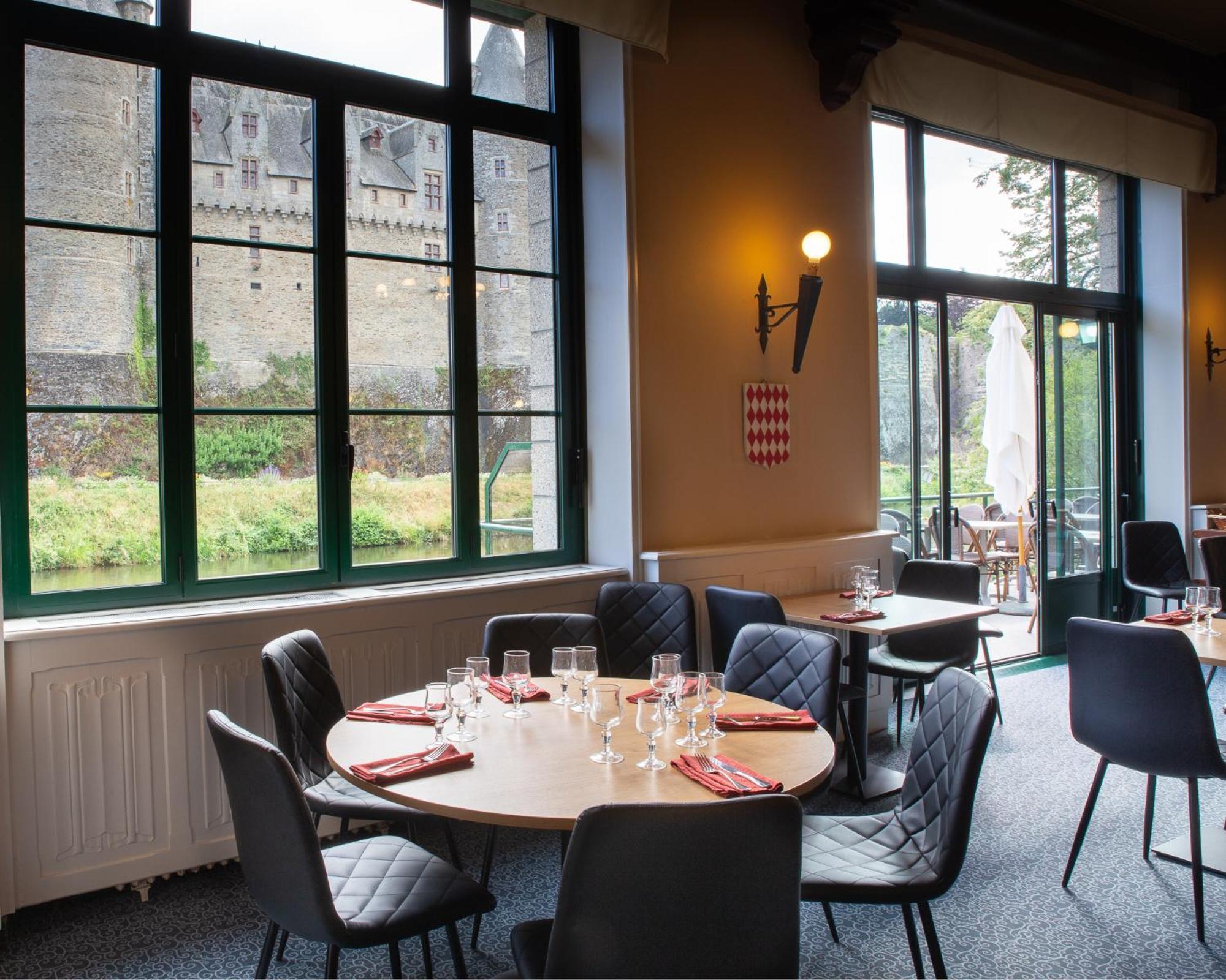 Hotel Restaurant Du Chateau Josselin Bagian luar foto
