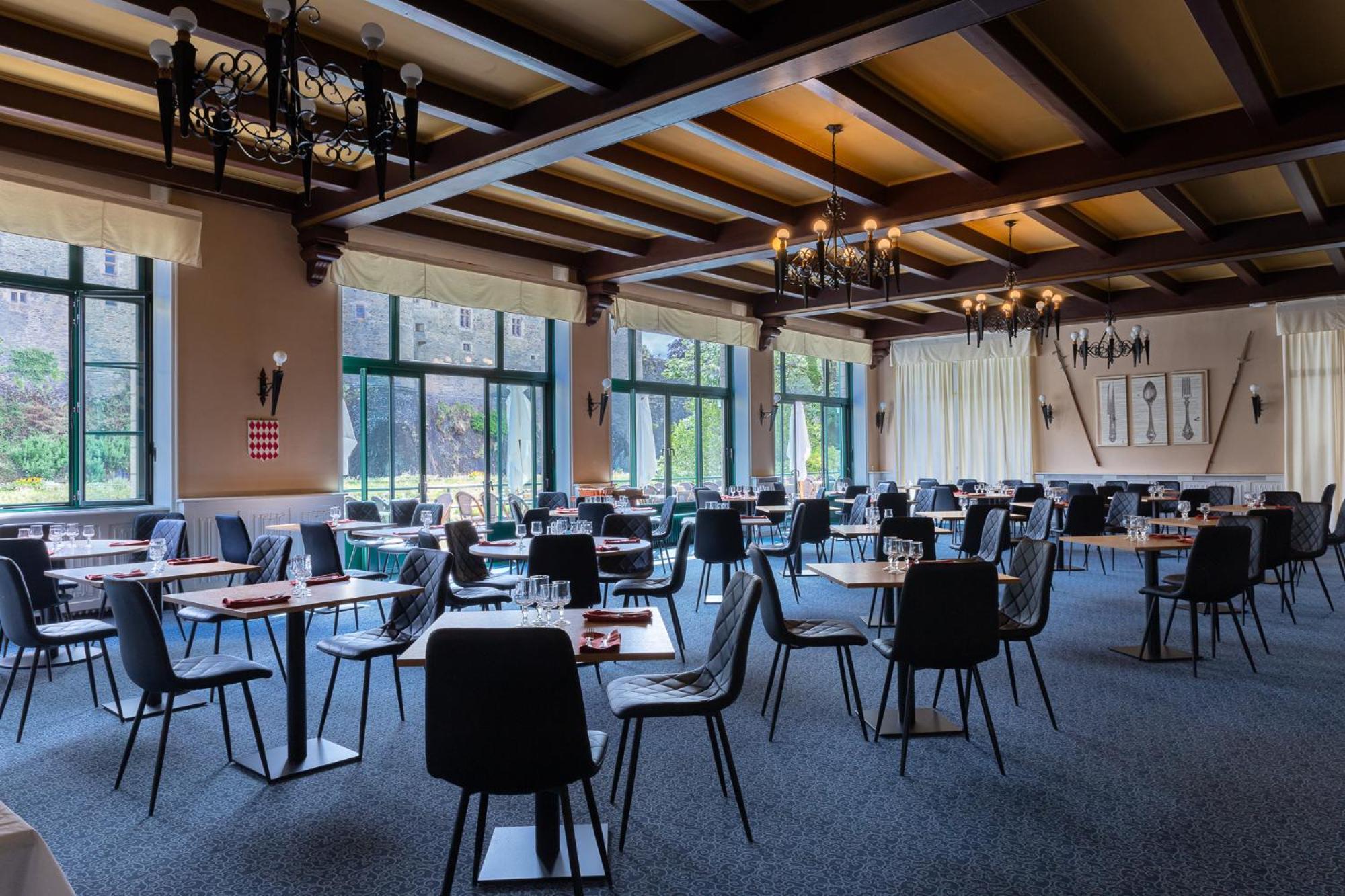 Hotel Restaurant Du Chateau Josselin Bagian luar foto
