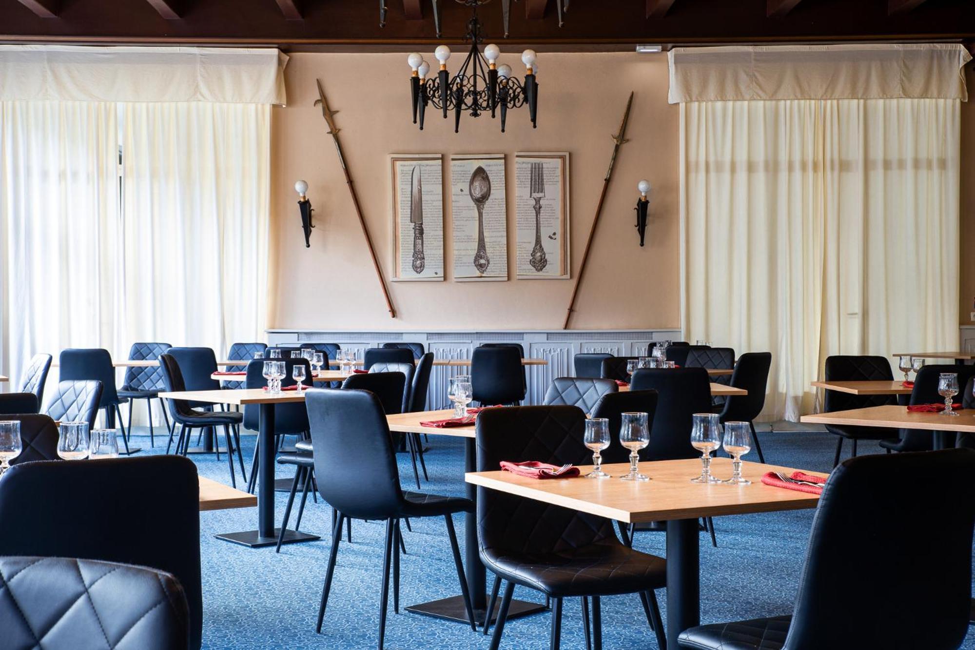 Hotel Restaurant Du Chateau Josselin Bagian luar foto