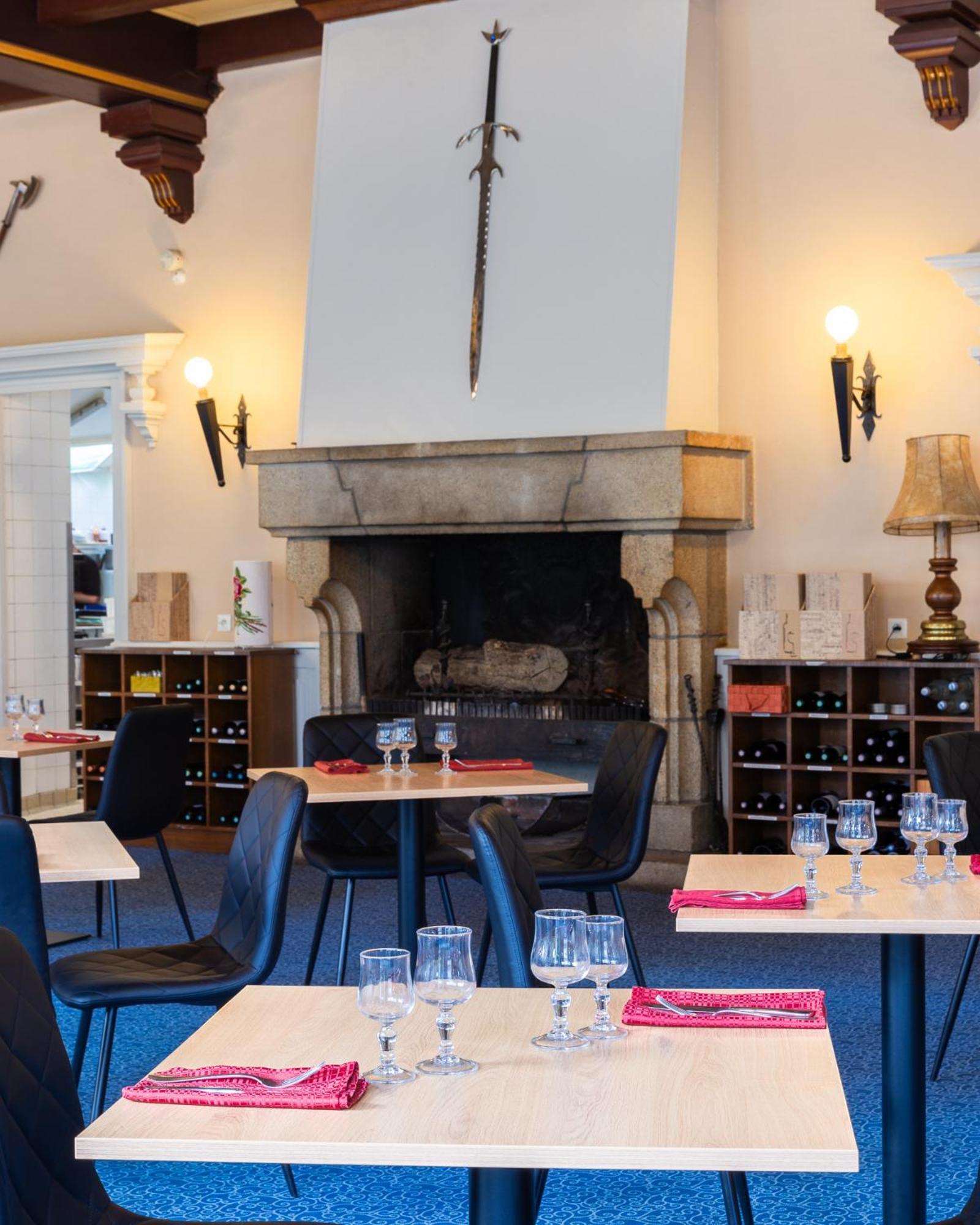 Hotel Restaurant Du Chateau Josselin Bagian luar foto