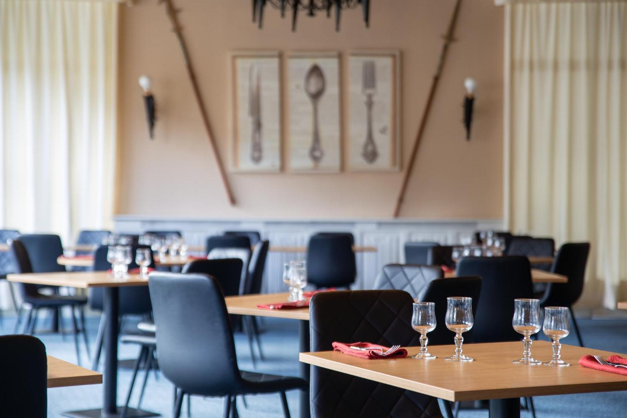 Hotel Restaurant Du Chateau Josselin Bagian luar foto