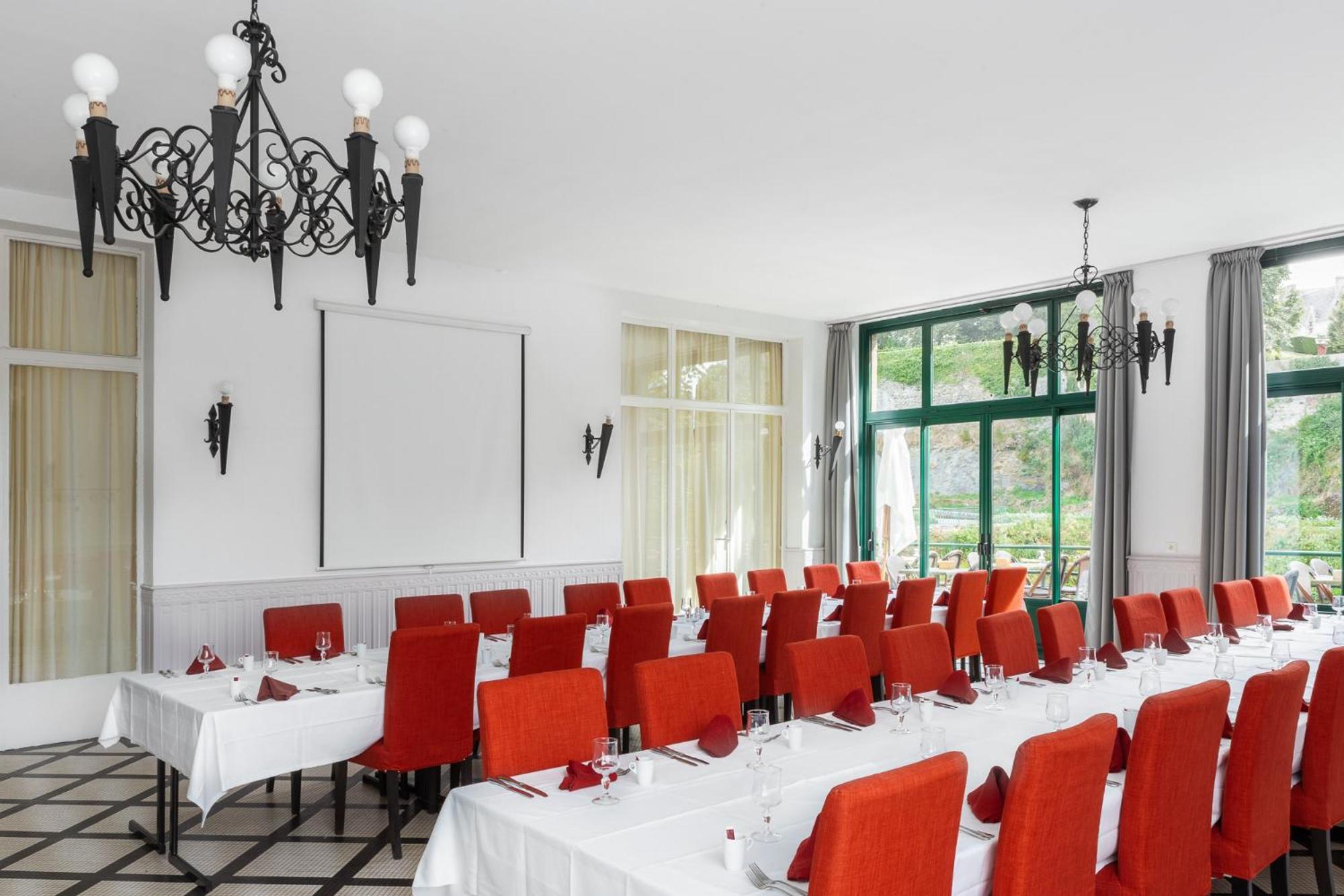 Hotel Restaurant Du Chateau Josselin Bagian luar foto