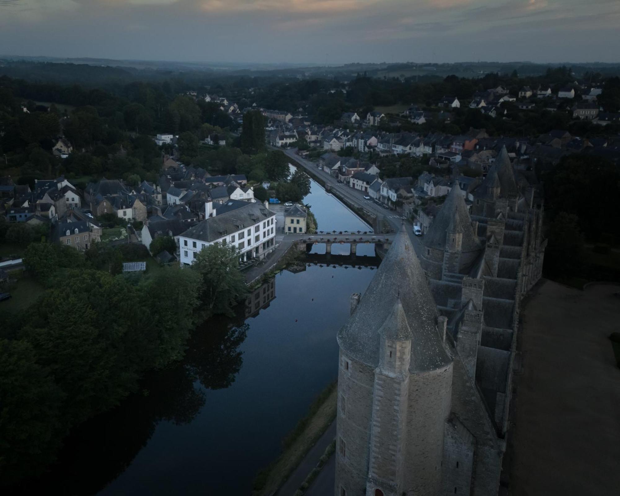 Hotel Restaurant Du Chateau Josselin Bagian luar foto